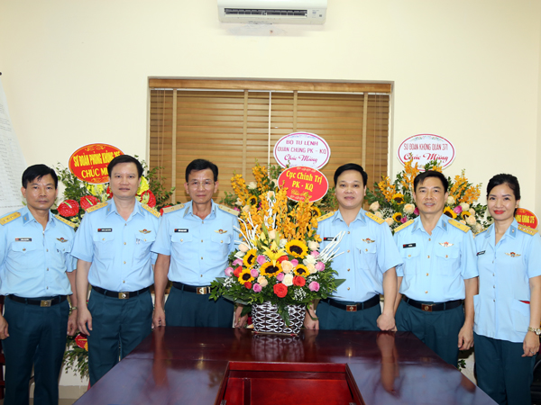 Thiếu tướng Trần Ngọc Quyến - Chủ nhiệm Chính trị Quân chủng chúc mừng Báo Phòng không-Không quân nhân Ngày Báo chí cách mạng Việt Nam