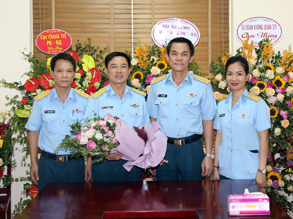 Thiếu tướng Trần Ngọc Quyến - Chủ nhiệm Chính trị Quân chủng chúc mừng Báo Phòng không-Không quân nhân Ngày Báo chí cách mạng Việt Nam