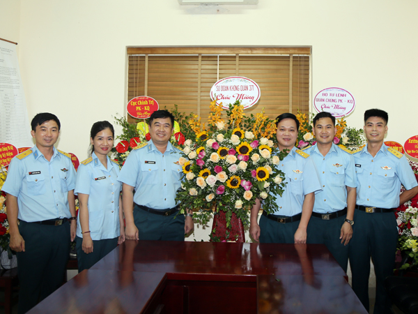 Thiếu tướng Trần Ngọc Quyến - Chủ nhiệm Chính trị Quân chủng chúc mừng Báo Phòng không-Không quân nhân Ngày Báo chí cách mạng Việt Nam
