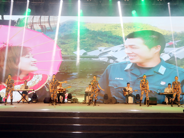 Đoàn Văn công Phòng không - Không quân biểu diễn chương trình chào mừng Army Games 2021