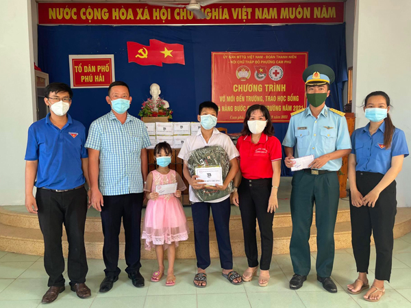 Sư đoàn 377 tham gia Chương trình “Vở mới đến trường, trao học bổng và nâng bước em đến trường năm 2021”
