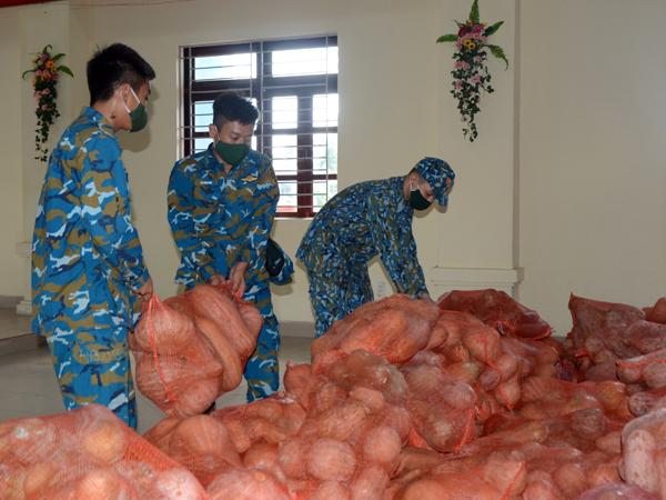 Bộ Quốc phòng tiếp nhận, bàn giao 110 tấn nông sản của tỉnh Tuyên Quang ủng hộ nhân dân TP Hồ Chí Minh