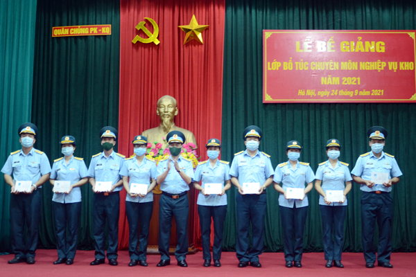 Quân chủng Phòng không - Không quân bế giảng lớp bổ túc chuyên môn nghiệp vụ kho năm 2021