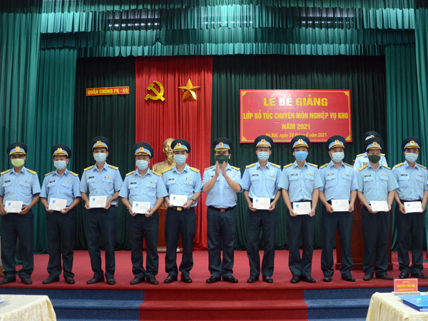 Quân chủng Phòng không - Không quân bế giảng lớp bổ túc chuyên môn nghiệp vụ kho năm 2021