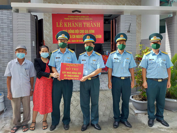 Trung đoàn 224 bàn giao “Nhà đồng đội” cho Thiếu tá QNCN Nguyễn Lê Xuân Quân