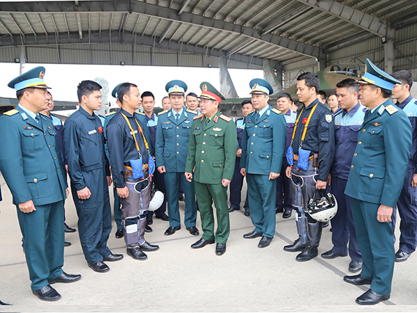 Thượng tướng Lê Huy Vịnh - Thứ trưởng Bộ Quốc phòng thăm và chúc tết Trung đoàn 228 và Trung đoàn 927