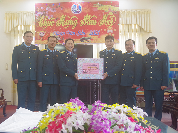 Thiếu tướng Phạm Trường Sơn - Phó Tư lệnh Quân chủng PK-KQ kiểm tra sẵn sàng chiến đấu tại Trung đoàn 250