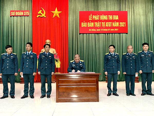 Sư đoàn 375 phát động thi đua bảo đảm trật tự an toàn giao thông năm 2021