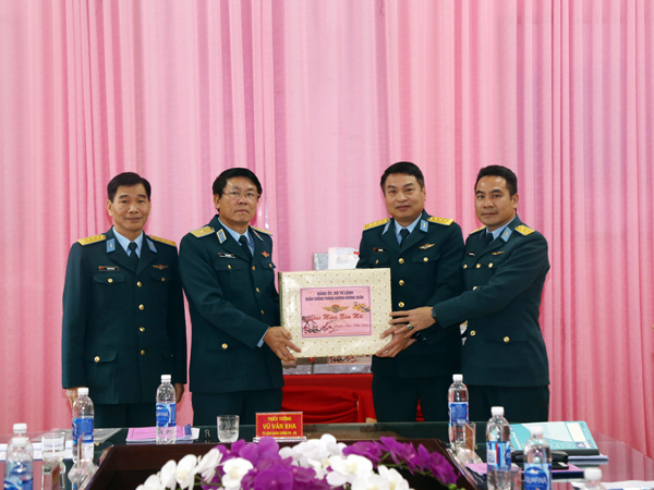 Tư lệnh Quân chủng Phòng không - Không quân kiểm tra sẵn sàng chiến đấu và chúc tết các đơn vị miền khu vực phía Bắc