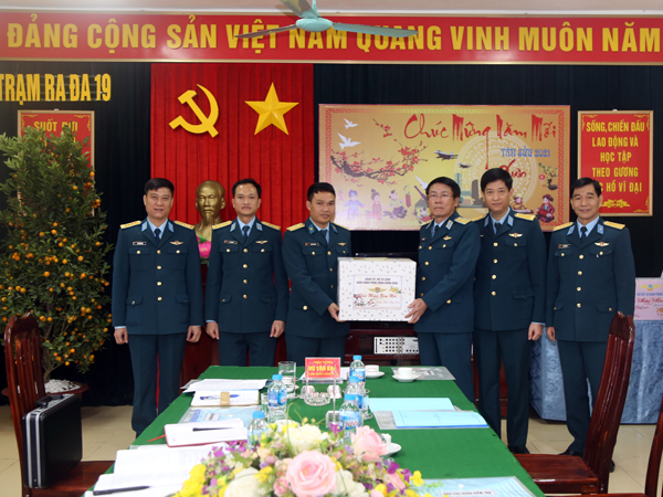 Tư lệnh Quân chủng Phòng không - Không quân kiểm tra sẵn sàng chiến đấu và chúc tết các đơn vị miền khu vực phía Bắc