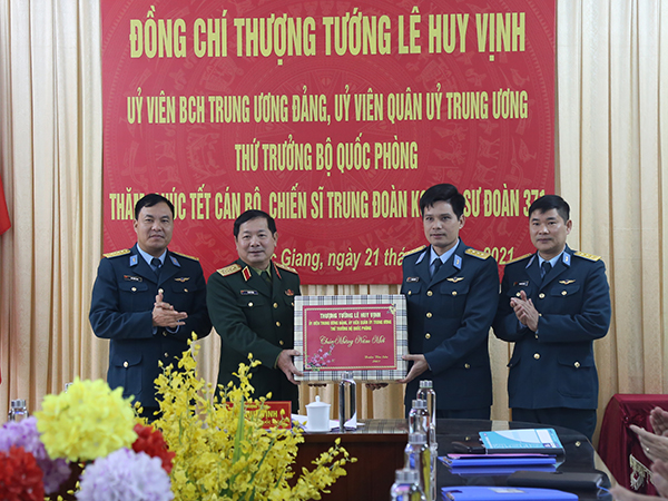 Thượng tướng Lê Huy Vịnh - Thứ trưởng Bộ Quốc phòng thăm và chúc tết Trung đoàn 228 và Trung đoàn 927