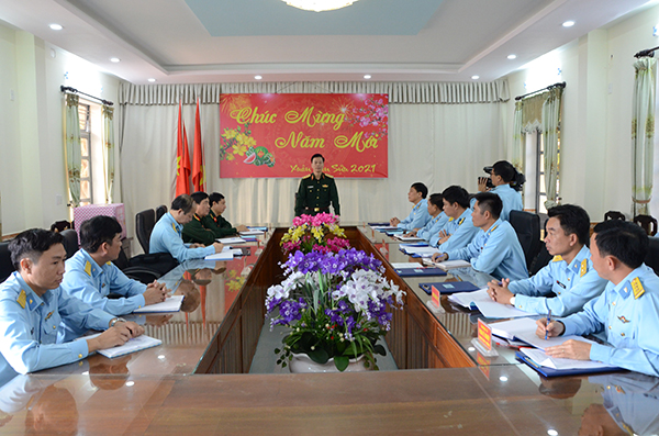 Trung tướng Nguyễn Trọng Bình - Phó Tổng Tham mưu trưởng kiểm tra và chúc tết các đơn vị Phòng không - Không quân tại Đà Nẵng