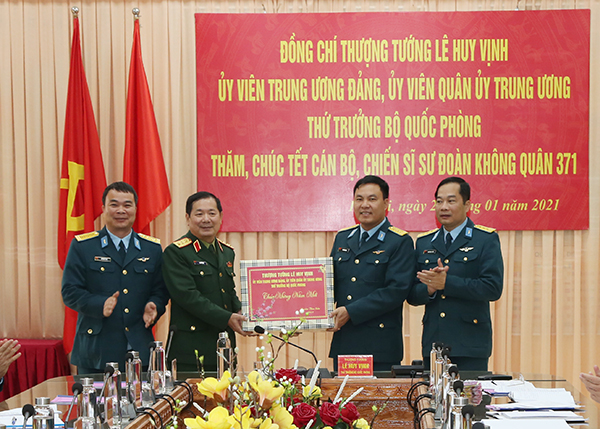 Thượng tướng Lê Huy Vịnh thăm, chúc Tết các đơn vị trong Quân chủng Phòng không - Không quân