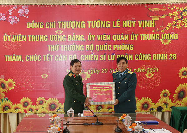 Thượng tướng Lê Huy Vịnh thăm, chúc Tết các đơn vị trong Quân chủng Phòng không - Không quân