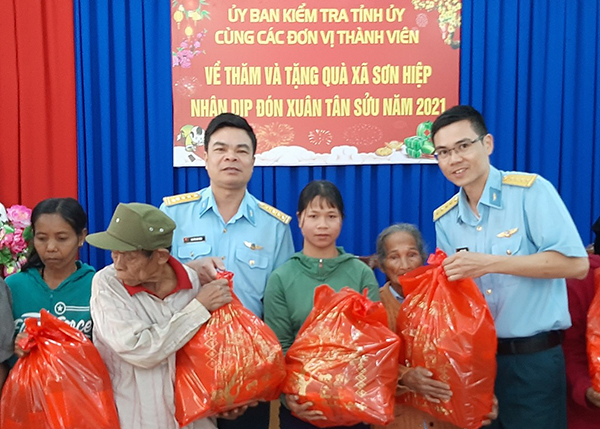 Trường Sĩ quan Không quân chung tay cùng đồng bào dân tộc thiểu số đón Tết Tân Sửu