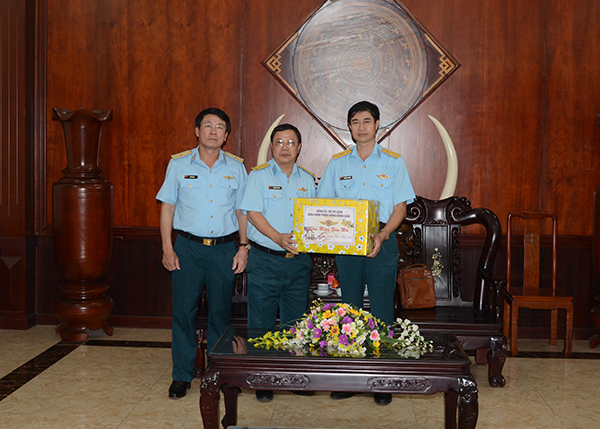 Tư lệnh Quân chủng Phòng không-Không quân kiểm tra công tác sẵn sàng chiến đấu và chúc Tết Sư đoàn 367 và Sư đoàn 370