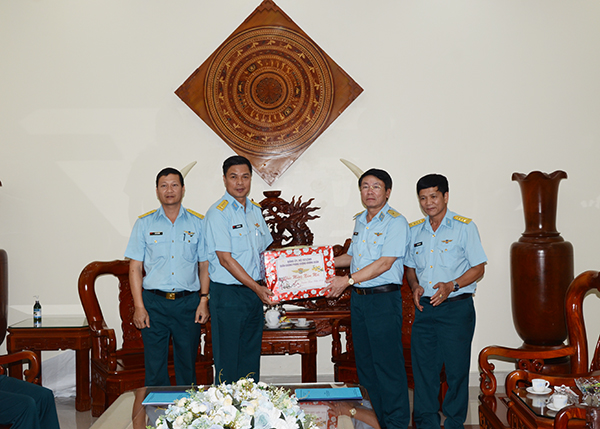 Tư lệnh Quân chủng Phòng không-Không quân kiểm tra công tác sẵn sàng chiến đấu và chúc Tết Sư đoàn 367 và Sư đoàn 370