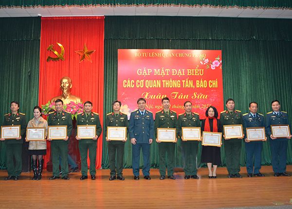 Quân chủng Phòng không - Không quân gặp mặt cơ quan thông tấn, báo chí đầu Xuân Tân Sửu 2021
