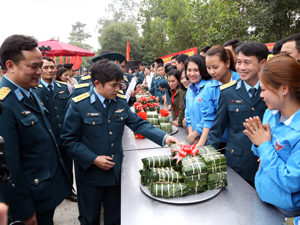 Sư đoàn 365 tổ chức Chương trình “Xuân canh trời thắm tình quân dân”