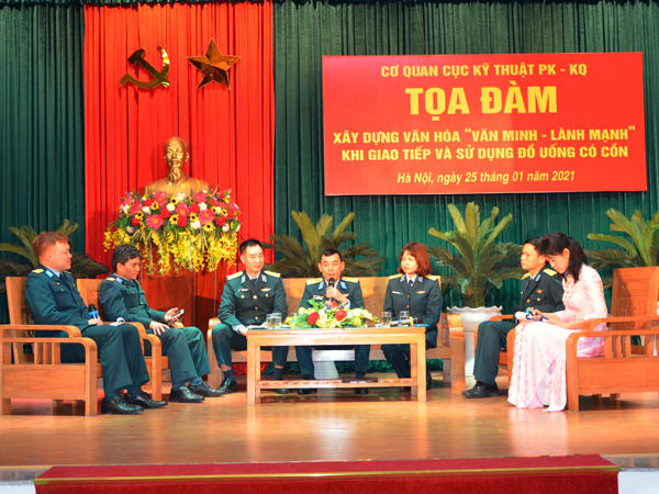Cục Kỹ thuật Phòng không - Không quân tổ chức Tọa đàm xây dựng văn hóa “văn minh - lành mạnh” khi giao tiếp và sử dụng đồ uống có cồn