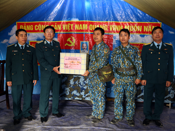 Tư lệnh Quân chủng Phòng không - Không quân kiểm tra sẵn sàng chiến đấu và chúc tết các đơn vị thuộc Sư đoàn 361