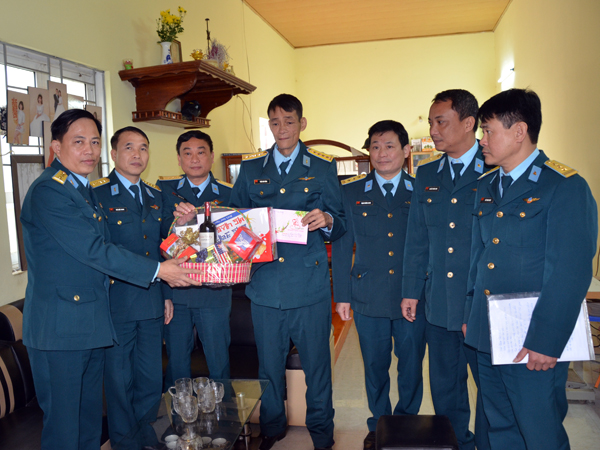 Cục Chính trị Phòng không - Không quân thăm, tặng quà hội viên phụ nữ, đoàn viên thanh niên, đoàn viên công đoàn có hoàn cảnh khó khăn