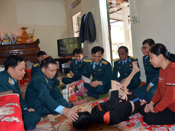 Cục Chính trị Phòng không - Không quân thăm, tặng quà hội viên phụ nữ, đoàn viên thanh niên, đoàn viên công đoàn có hoàn cảnh khó khăn