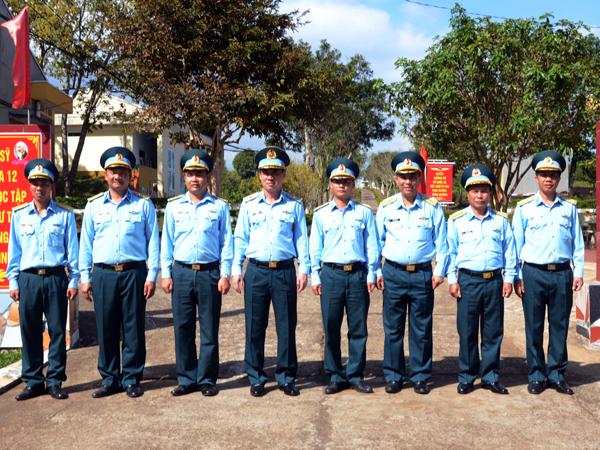 Thiếu tướng Bùi Tố Việt - Phó Chính ủy Quân chủng Phòng không - Không quân kiểm tra sẵn sàng chiến đấu và chúc Tết các đơn vị miền Trung