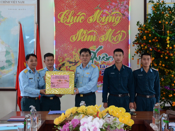 Thiếu tướng Bùi Tố Việt - Phó Chính ủy Quân chủng Phòng không - Không quân kiểm tra sẵn sàng chiến đấu và chúc Tết các đơn vị miền Trung