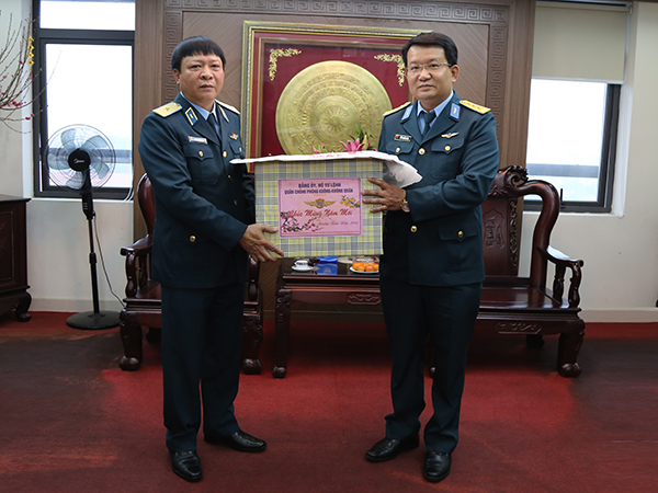 Thiếu tướng Phạm Văn Tính - Phó Tư lệnh Quân chủng PK-KQ chúc Tết Tổng công ty ACC và Công ty ADCC