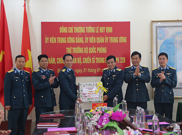 Thượng tướng Lê Huy Vịnh - Thứ trưởng Bộ Quốc phòng thăm và chúc tết Trung đoàn 228 và Trung đoàn 927