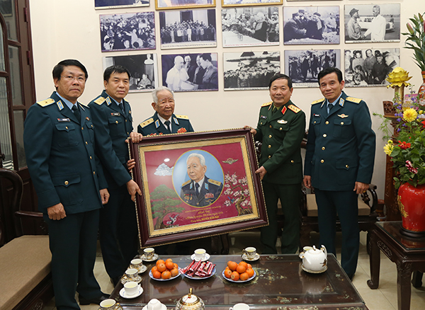 Thượng tướng Lê Huy Vịnh - Thứ trưởng Bộ Quốc phòng thăm và chúc tết Trung đoàn 228 và Trung đoàn 927