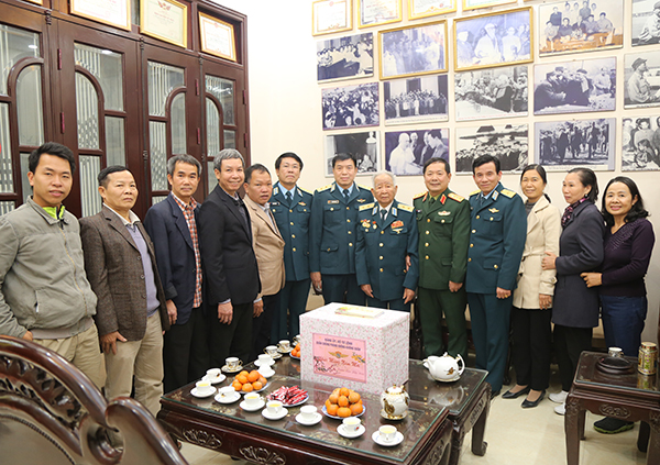 Thượng tướng Lê Huy Vịnh - Thứ trưởng Bộ Quốc phòng thăm và chúc tết Trung đoàn 228 và Trung đoàn 927