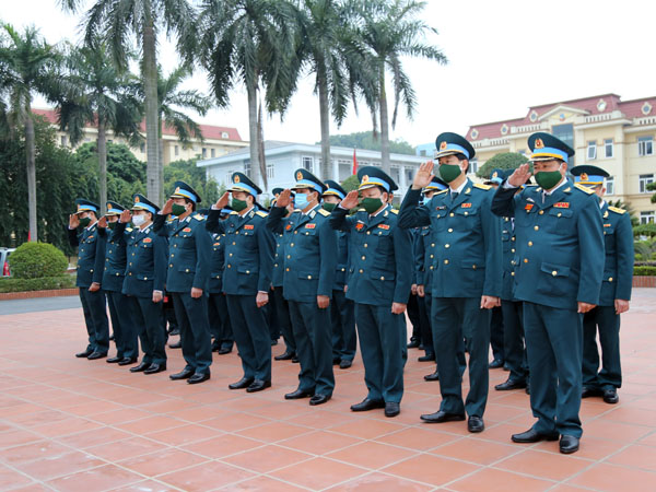 Quân chủng Phòng không - Không quân dâng hương tưởng niệm các anh hùng, liệt sĩ nhân dịp Tết Nguyên đán Tân Sửu 2021