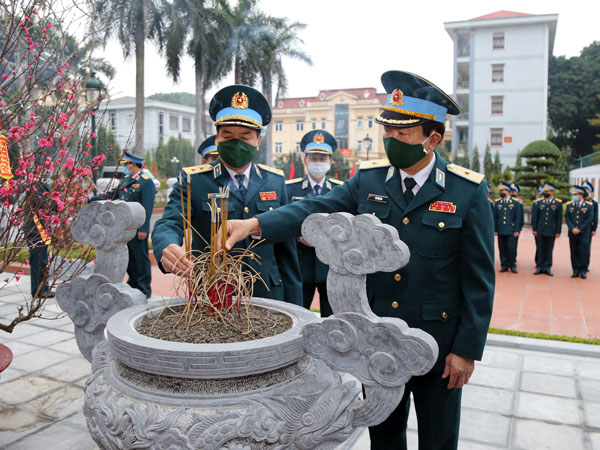 Quân chủng Phòng không - Không quân dâng hương tưởng niệm các anh hùng, liệt sĩ nhân dịp Tết Nguyên đán Tân Sửu 2021