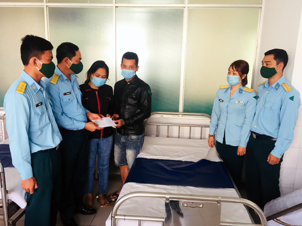 Trung đoàn 224 thăm hỏi gia đình quân nhân có hoàn cảnh khó khăn