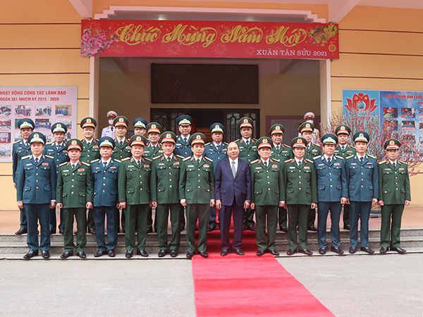 Thủ tướng Nguyễn Xuân Phúc thăm và chúc Tết cán bộ, chiến sĩ Sư đoàn Phòng không 361