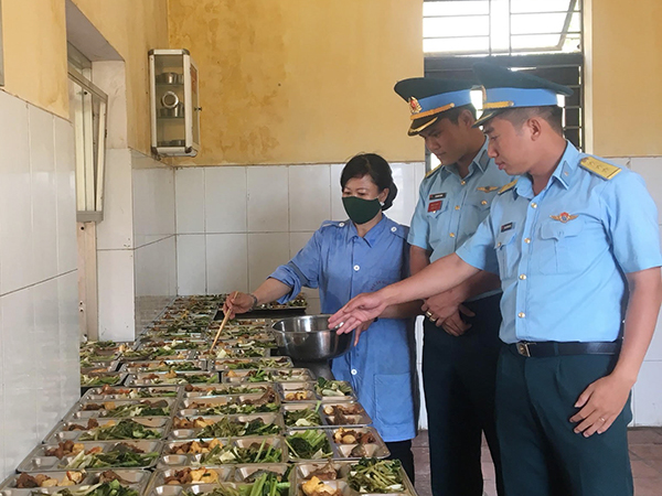 Bảo đảm tốt công tác hậu cần cho huấn luyện chiến sĩ mới