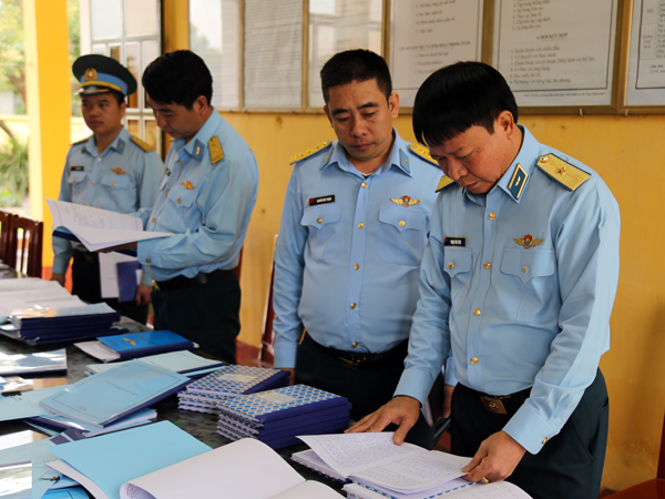 Thiếu tướng Phạm Văn Tính - Phó Tư lệnh Quân chủng Phòng không-Không quân kiểm tra các đơn vị phía Bắc