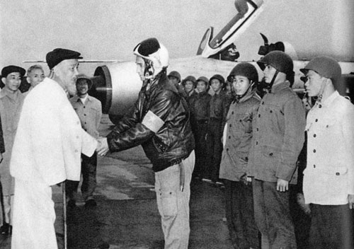 Tự hào truyền thống Đoàn Không quân Thăng Long anh hùng, không ngừng nâng cao chất lượng huấn luyện chiến đấu trong giai đoạn mới.