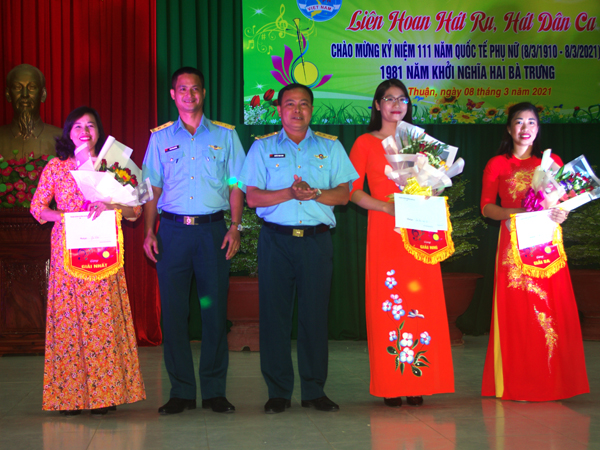 Hội Phụ nữ Trung đoàn 937 tổ chức Liên hoan hát ru, hát dân ca