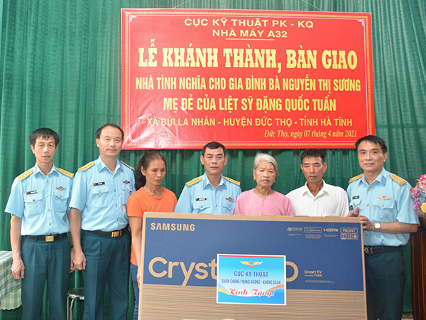 Nhà máy A32 bàn giao “Nhà tình nghĩa” cho gia đình liệt sĩ Đặng Quốc Tuấn