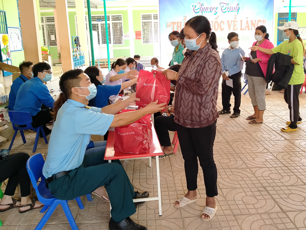 Sư đoàn 377 khám bệnh, tư vấn sức khỏe cấp thuốc miễn phí cho nhân dân trên địa bàn xã Sơn Lâm, huyện Khánh Sơn, tỉnh Khánh Hòa