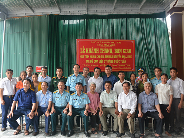 Nhà máy A32 bàn giao “Nhà tình nghĩa” cho gia đình liệt sĩ Đặng Quốc Tuấn