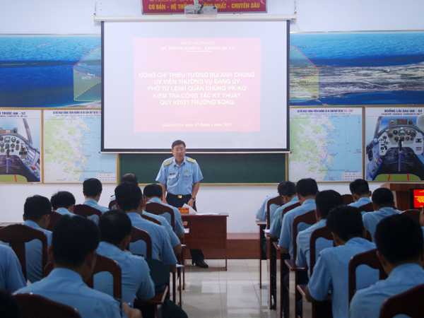 Thiếu tướng Bùi Anh Chung - Phó Tư lệnh Quân chủng Phòng không - Không quân kiểm tra Trung đoàn 920