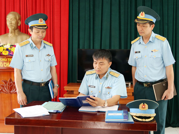Thiếu tướng Nguyễn Văn Hiền - Phó Tư lệnh, Tham mưu trưởng Quân chủng Phòng không - Không quân kiểm tra Kho K332 và Trung đoàn 218