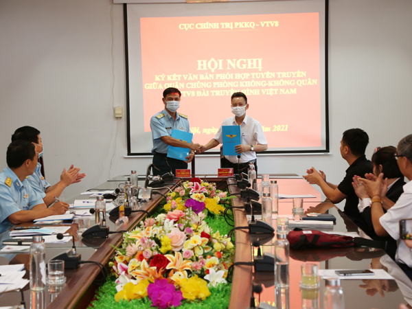 Hội nghị ký kết văn bản phối hợp tuyên truyền giữa Quân chủng Phòng không Không quân và Trung tâm Truyền hình Việt Nam khu vực miền Trung - Tây Nguyên (VTV8)