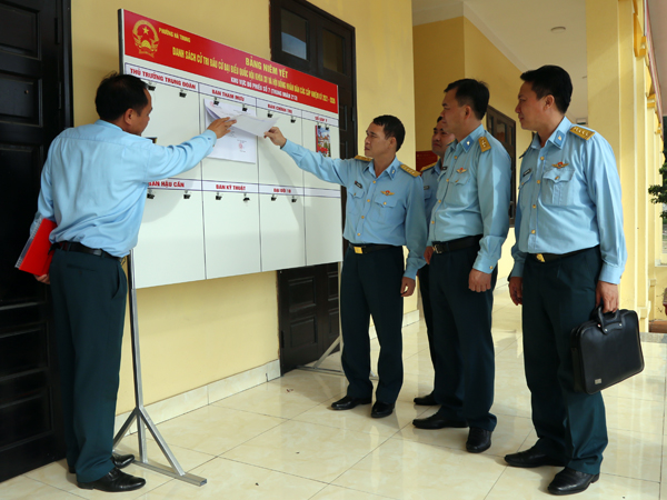 Ban Chỉ đạo thực hiện Quy chế dân chủ cơ sở Đảng ủy Quân chủng Phòng không - Không quân kiểm tra việc thực hiện Quy chế dân chủ cơ sở và công tác chuẩn bị bầu cử các đơn vị khu vực phía Bắc