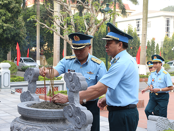 Dâng hương Chủ tịch Hồ Chí Minh và các anh hùng liệt sĩ nhân kỷ niệm 46 năm Ngày giải phóng miền Nam