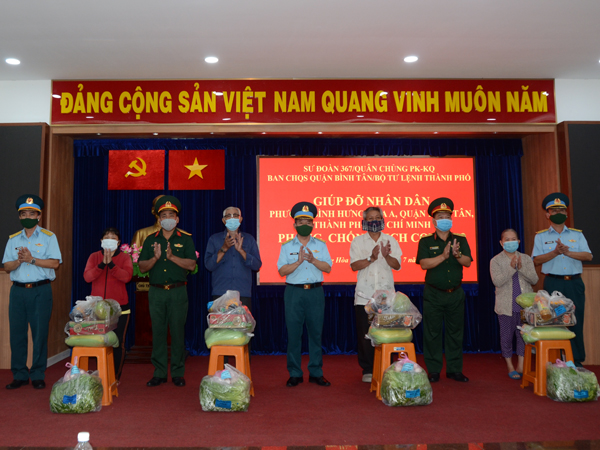Ấm tình quân dân giữa tâm dịch